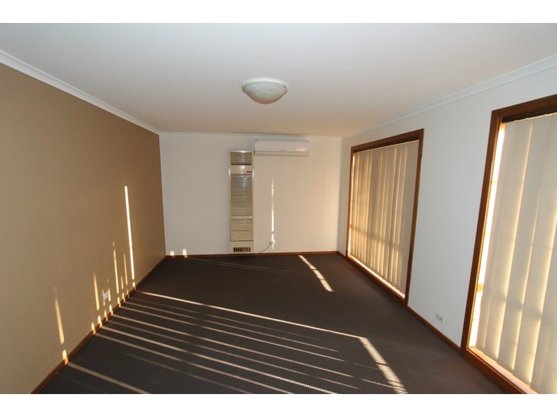 4 Oakfield Place, Melton South VIC 3338