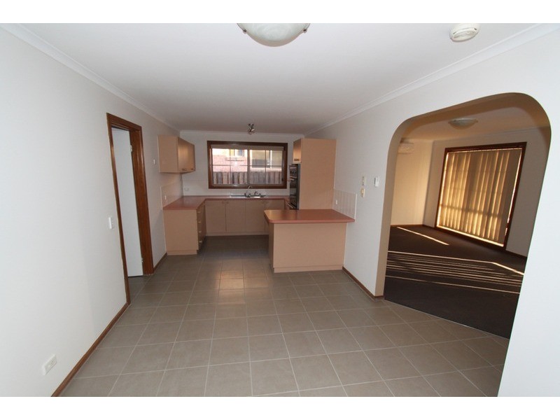 4 Oakfield Place, Melton South VIC 3338