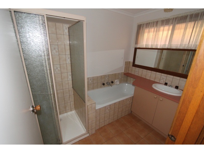 4 Oakfield Place, Melton South VIC 3338