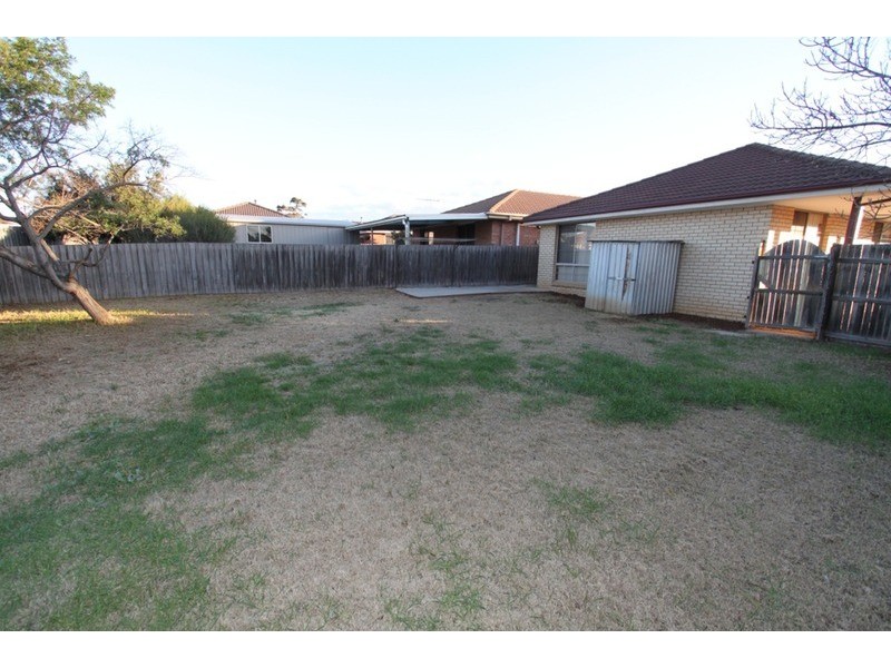 4 Oakfield Place, Melton South VIC 3338