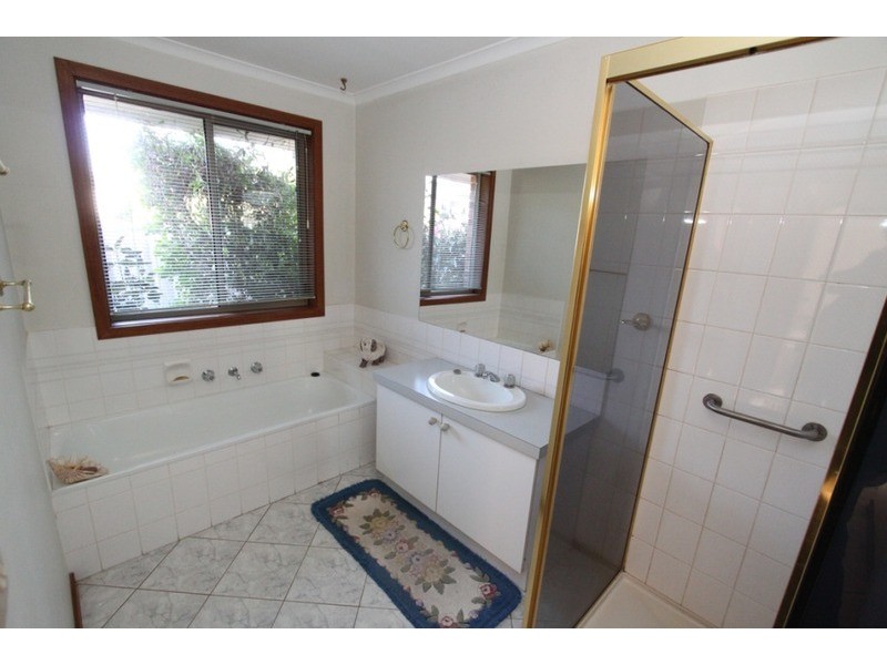 2/6 Oakfield Court, Melton South VIC 3338