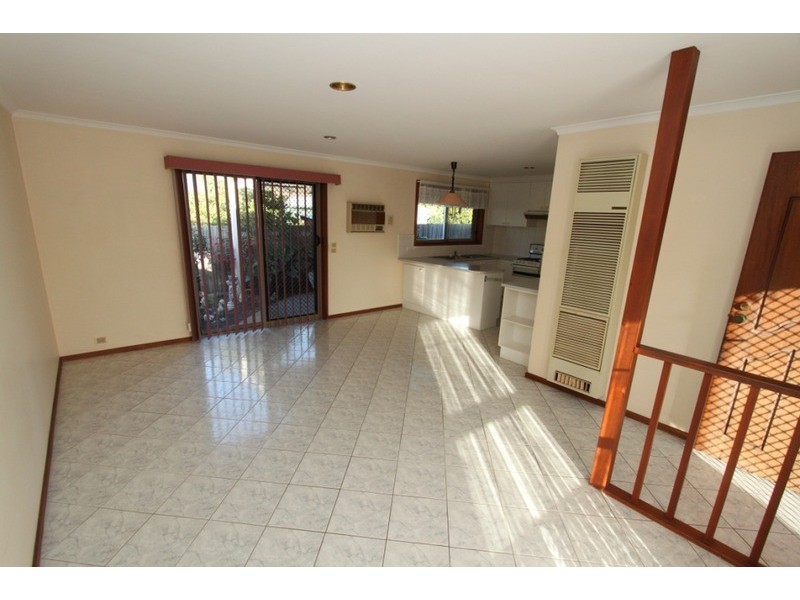 2/6 Oakfield Court, Melton South VIC 3338