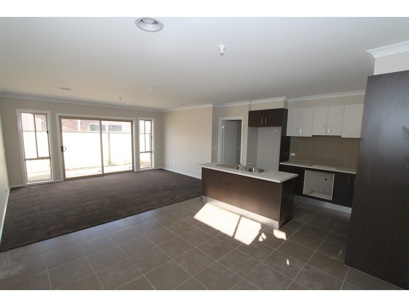 2/14 Marlo Drive, Melton West VIC 3337