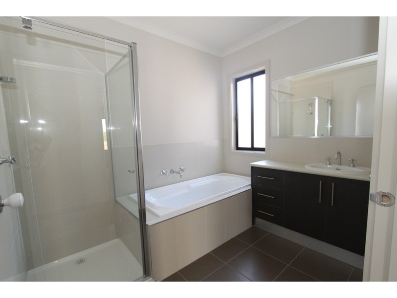 1/21 – 29 Lakewood Boulevard, Melton VIC 3337