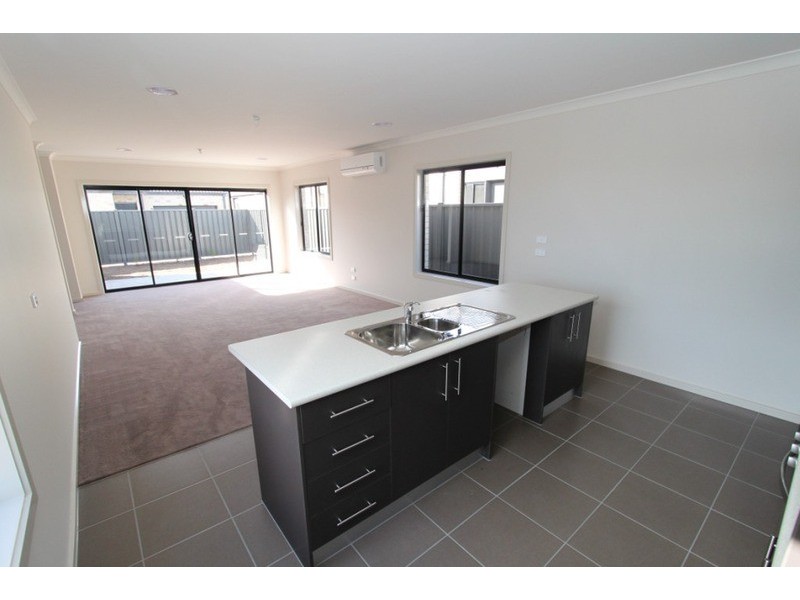 1/21 – 29 Lakewood Boulevard, Melton VIC 3337