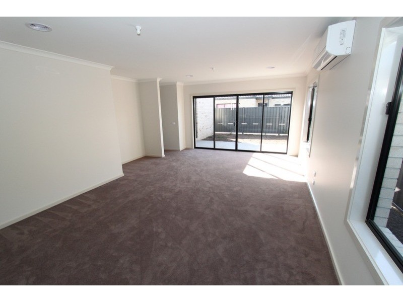 1/21 – 29 Lakewood Boulevard, Melton VIC 3337