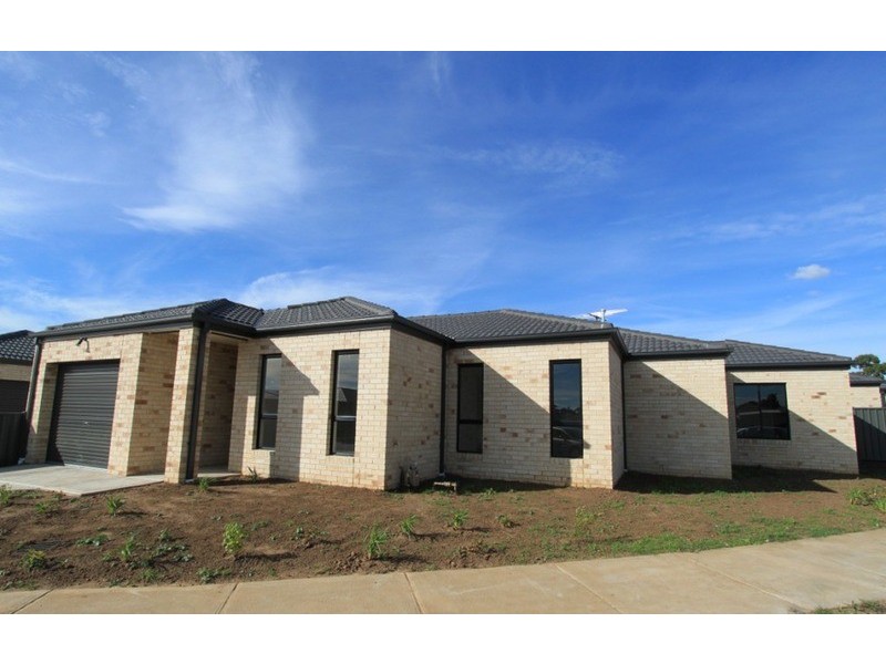 1/21 – 29 Lakewood Boulevard, Melton VIC 3337