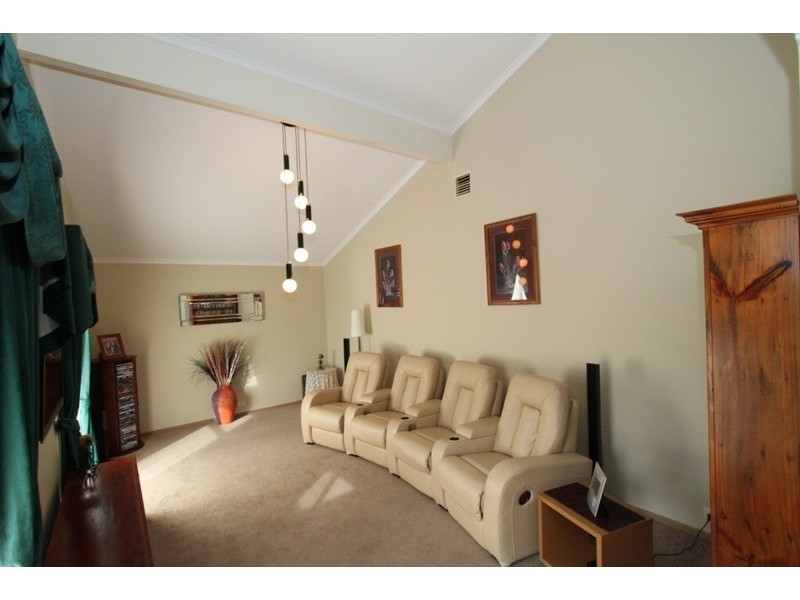 7 Hoddle Court, Melton West VIC 3337