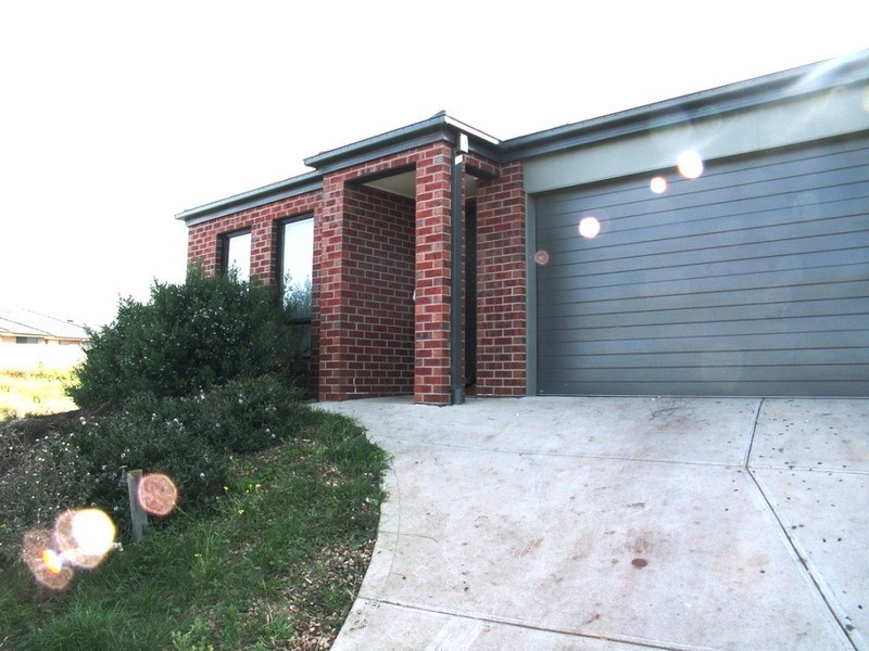 22 Koonawarra Terrace, Melton VIC 3337