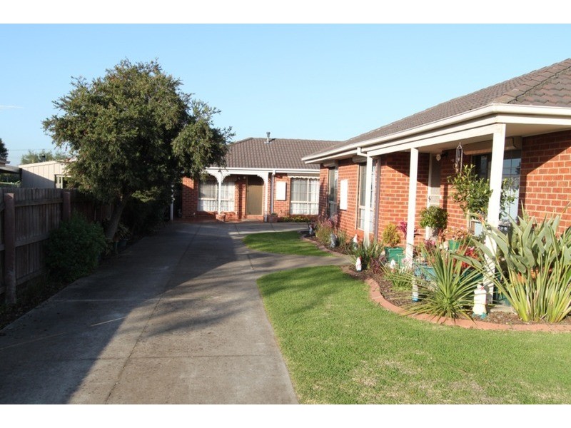 2/6 Oakfield Court, Melton South VIC 3338