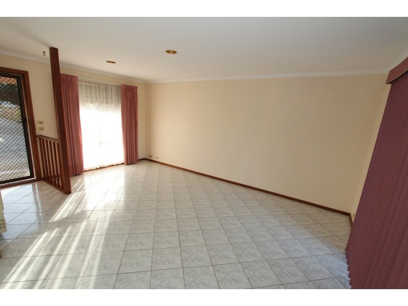 2/6 Oakfield Court, Melton South VIC 3338