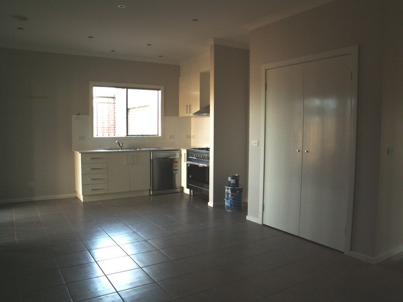 1/8 Birch Lane, Melton West VIC 3337