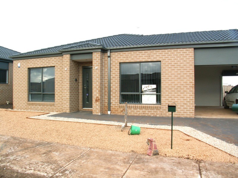 2/8 Birch Lane, Melton West VIC 3337