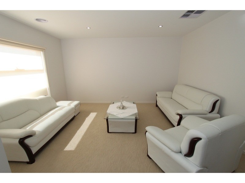 17 Longtree Drive, Melton West VIC 3337
