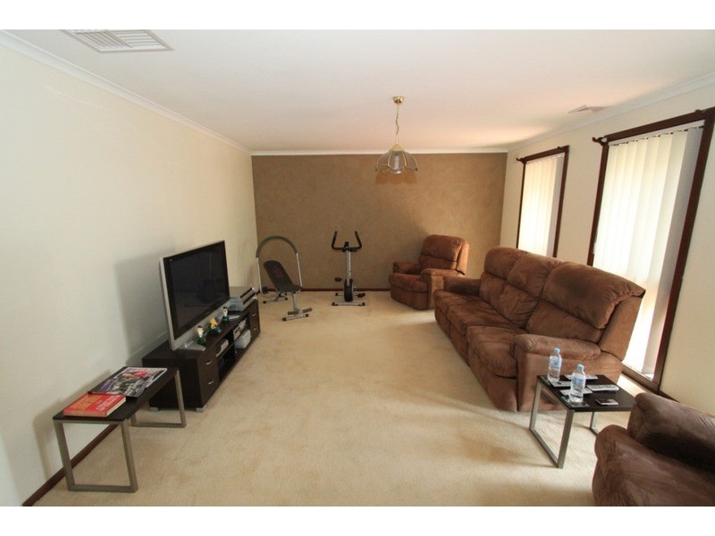 6 Wootton Court, Melton South VIC 3338