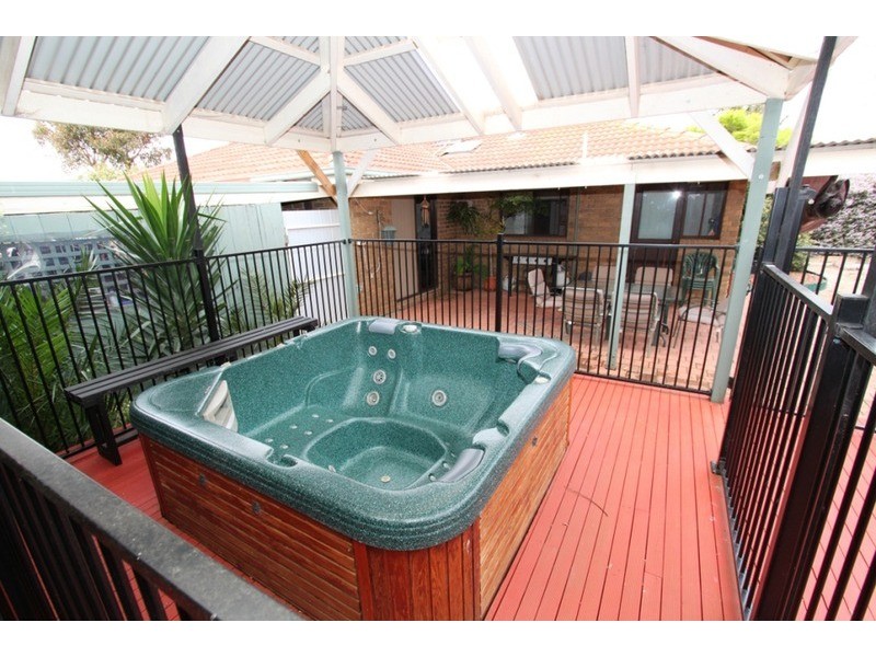 6 Wootton Court, Melton South VIC 3338