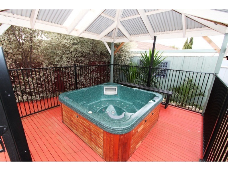 6 Wootton Court, Melton South VIC 3338