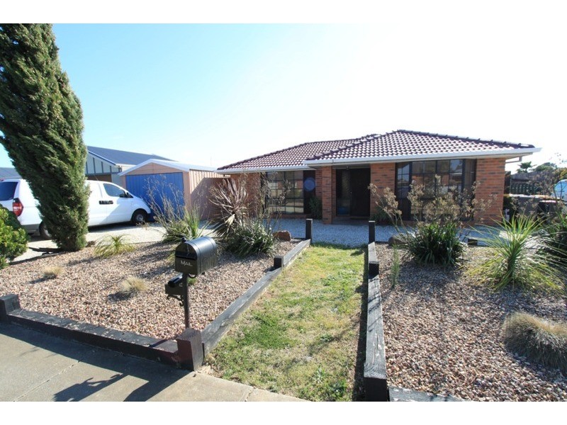 6 Roderick Drive, Kurunjang VIC 3337