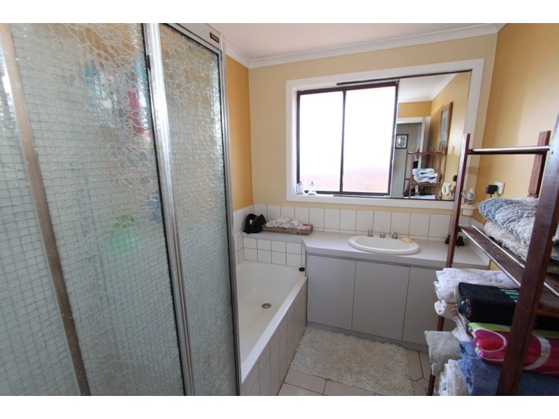 6 Roderick Drive, Kurunjang VIC 3337