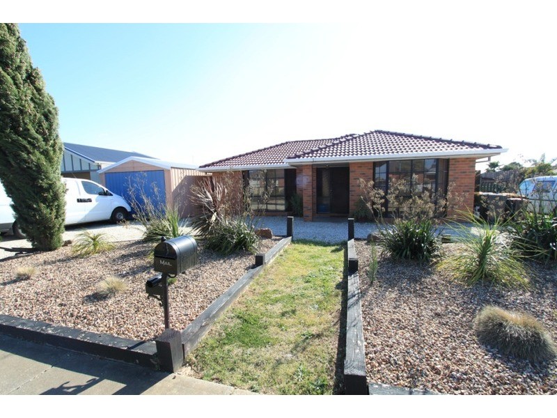 6 Roderick Drive, Kurunjang VIC 3337