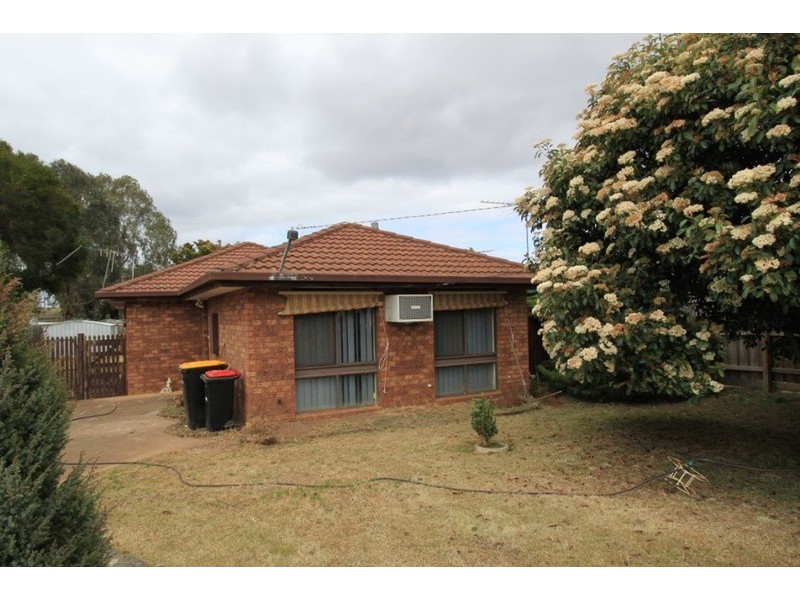 18 Lachlan Road, Melton South VIC 3338