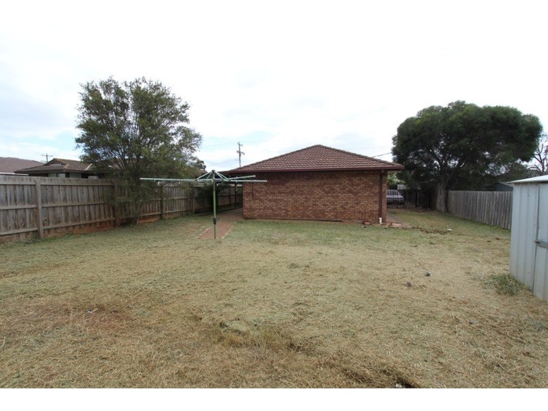 18 Lachlan Road, Melton South VIC 3338