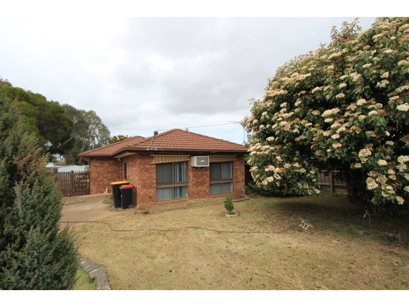 18 Lachlan Road, Melton South VIC 3338