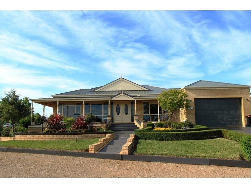 8 Valley View Grove, Melton West VIC 3337