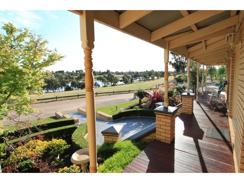 8 Valley View Grove, Melton West VIC 3337
