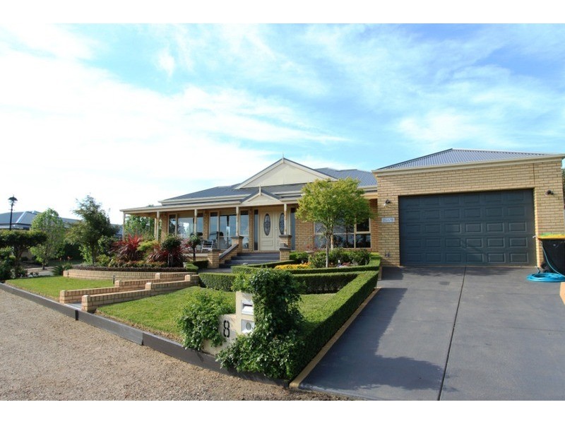 8 Valley View Grove, Melton West VIC 3337