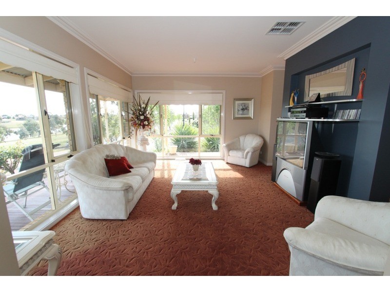 8 Valley View Grove, Melton West VIC 3337