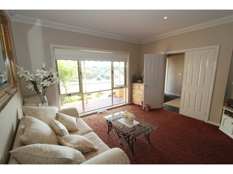 8 Valley View Grove, Melton West VIC 3337