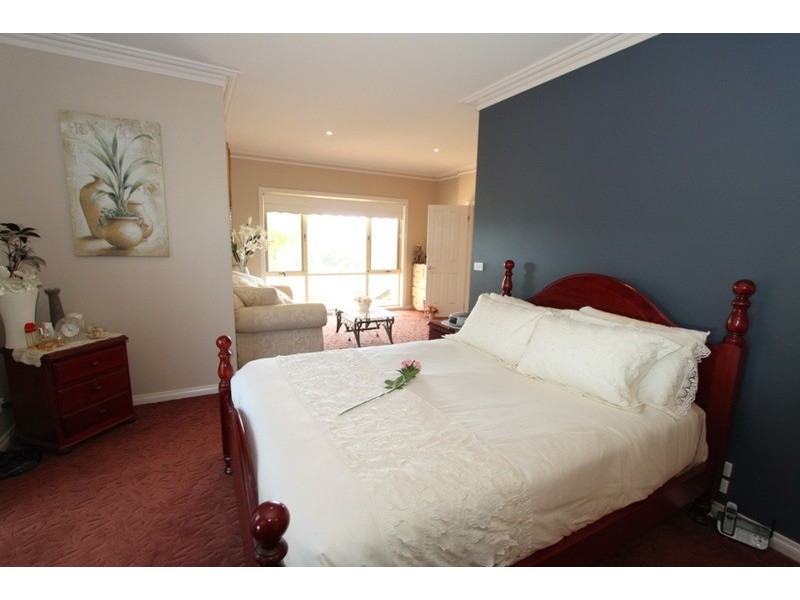 8 Valley View Grove, Melton West VIC 3337