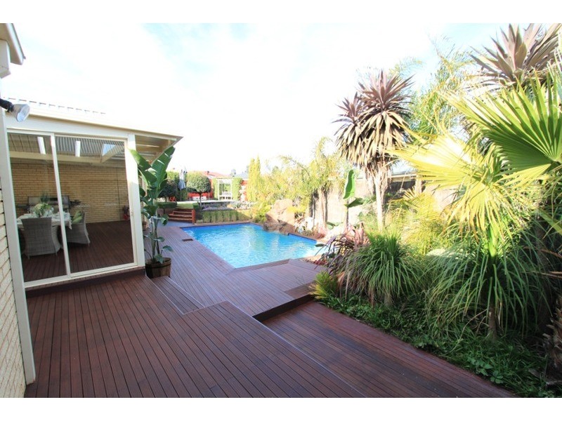 8 Valley View Grove, Melton West VIC 3337