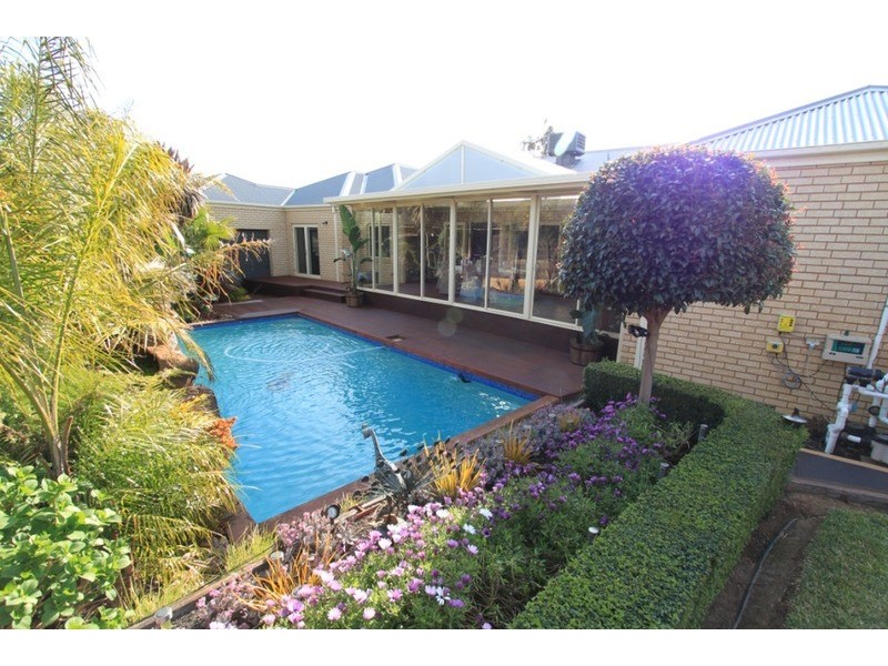 8 Valley View Grove, Melton West VIC 3337