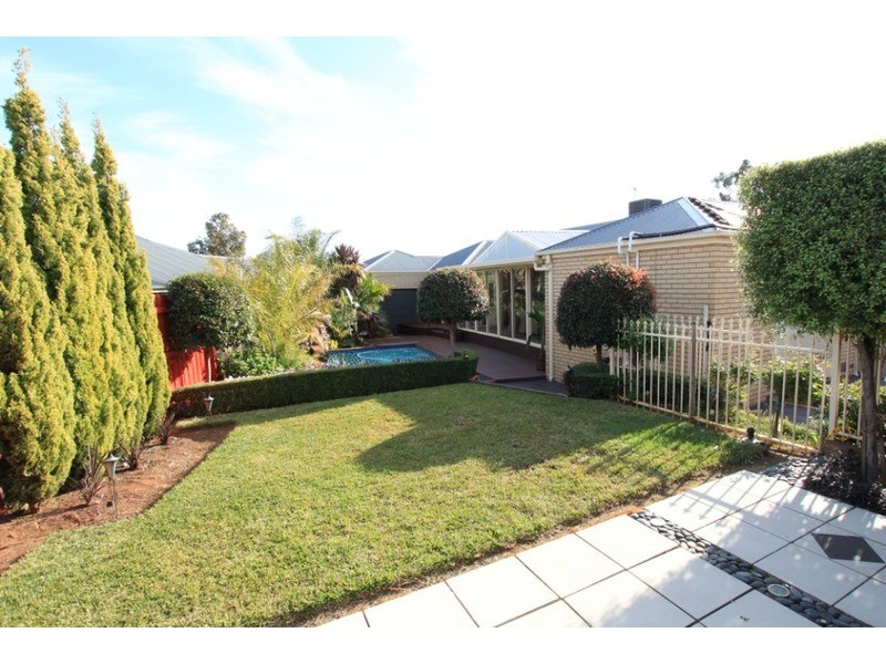 8 Valley View Grove, Melton West VIC 3337