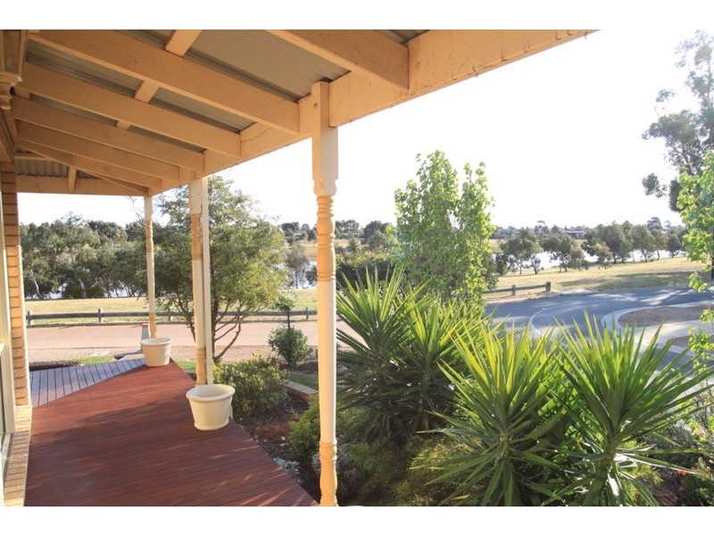 8 Valley View Grove, Melton West VIC 3337