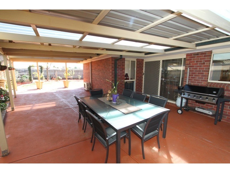 10 Garfield Close, Brookfield VIC 3338