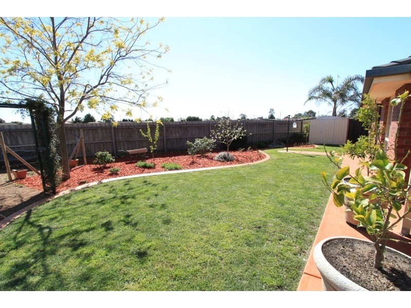 10 Garfield Close, Brookfield VIC 3338