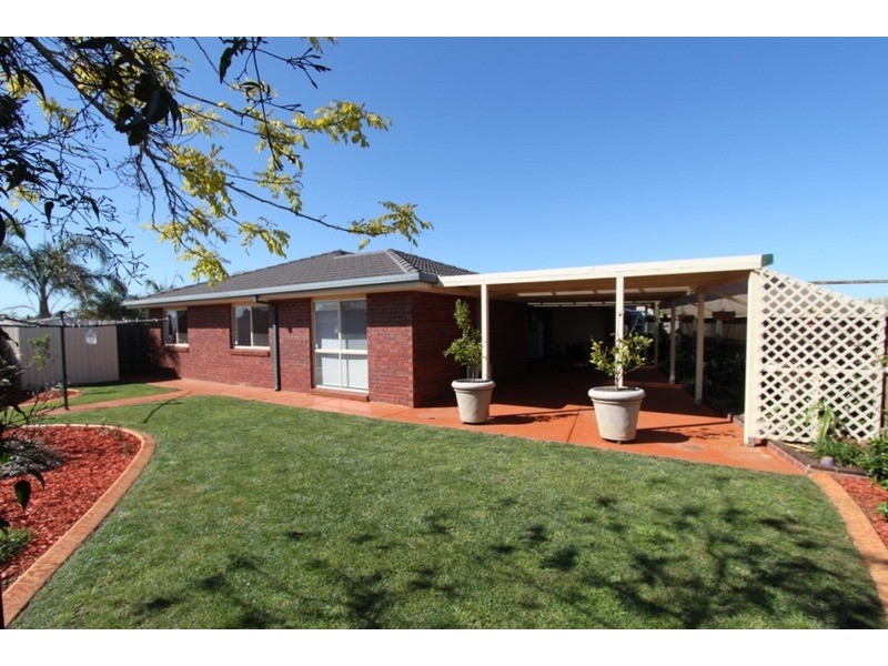 10 Garfield Close, Brookfield VIC 3338