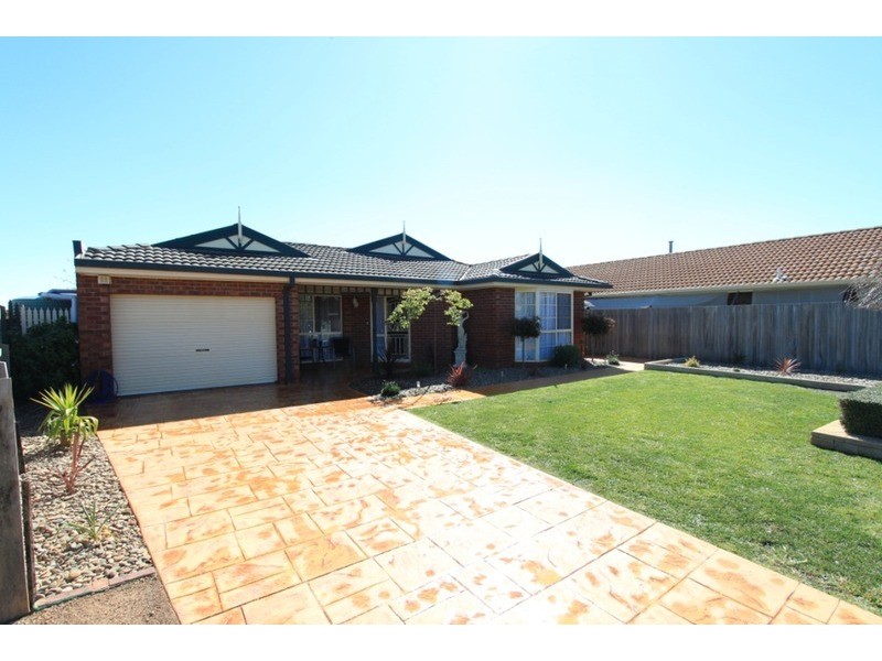10 Garfield Close, Brookfield VIC 3338