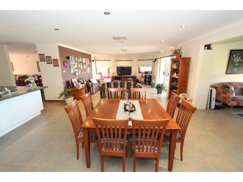 20 Runnymeade Lane, Brookfield VIC 3338