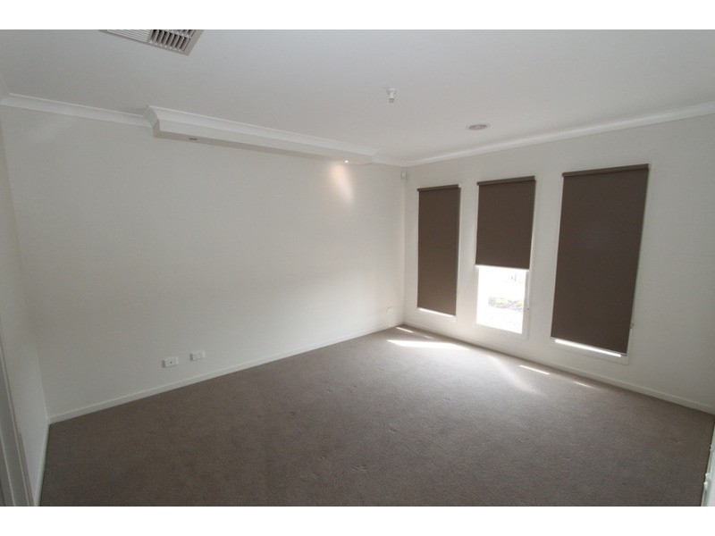 10 Turf Club Boulevard, Melton South VIC 3338