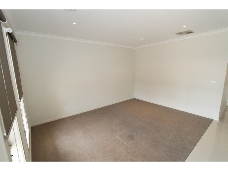 10 Turf Club Boulevard, Melton South VIC 3338