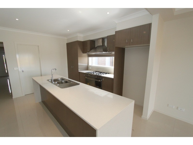 10 Turf Club Boulevard, Melton South VIC 3338