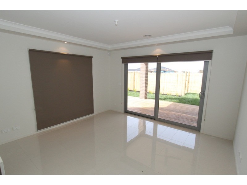 10 Turf Club Boulevard, Melton South VIC 3338