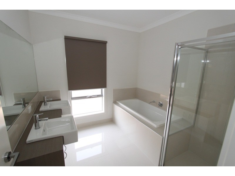 10 Turf Club Boulevard, Melton South VIC 3338