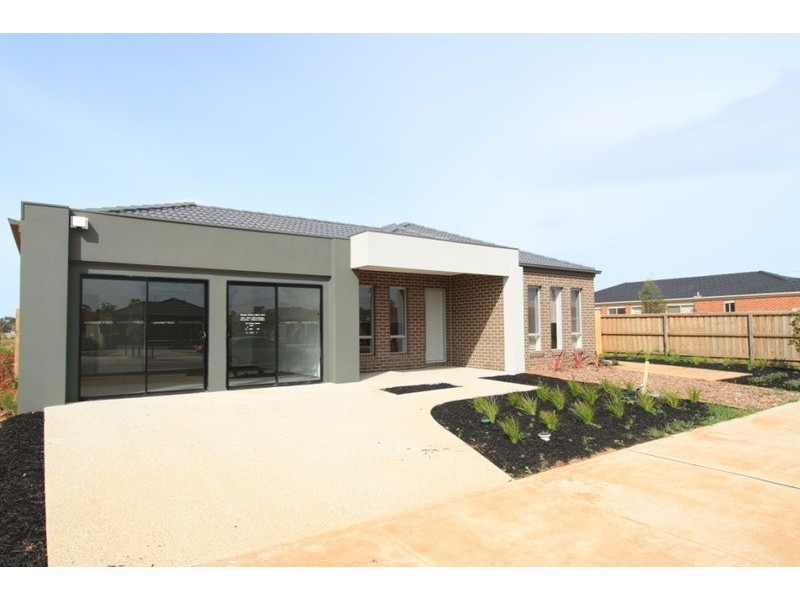 10 Turf Club Boulevard, Melton South VIC 3338