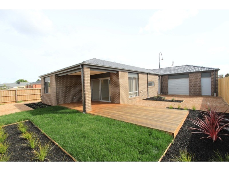 10 Turf Club Boulevard, Melton South VIC 3338