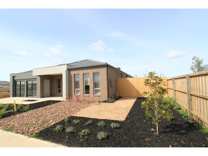 10 Turf Club Boulevard, Melton South VIC 3338